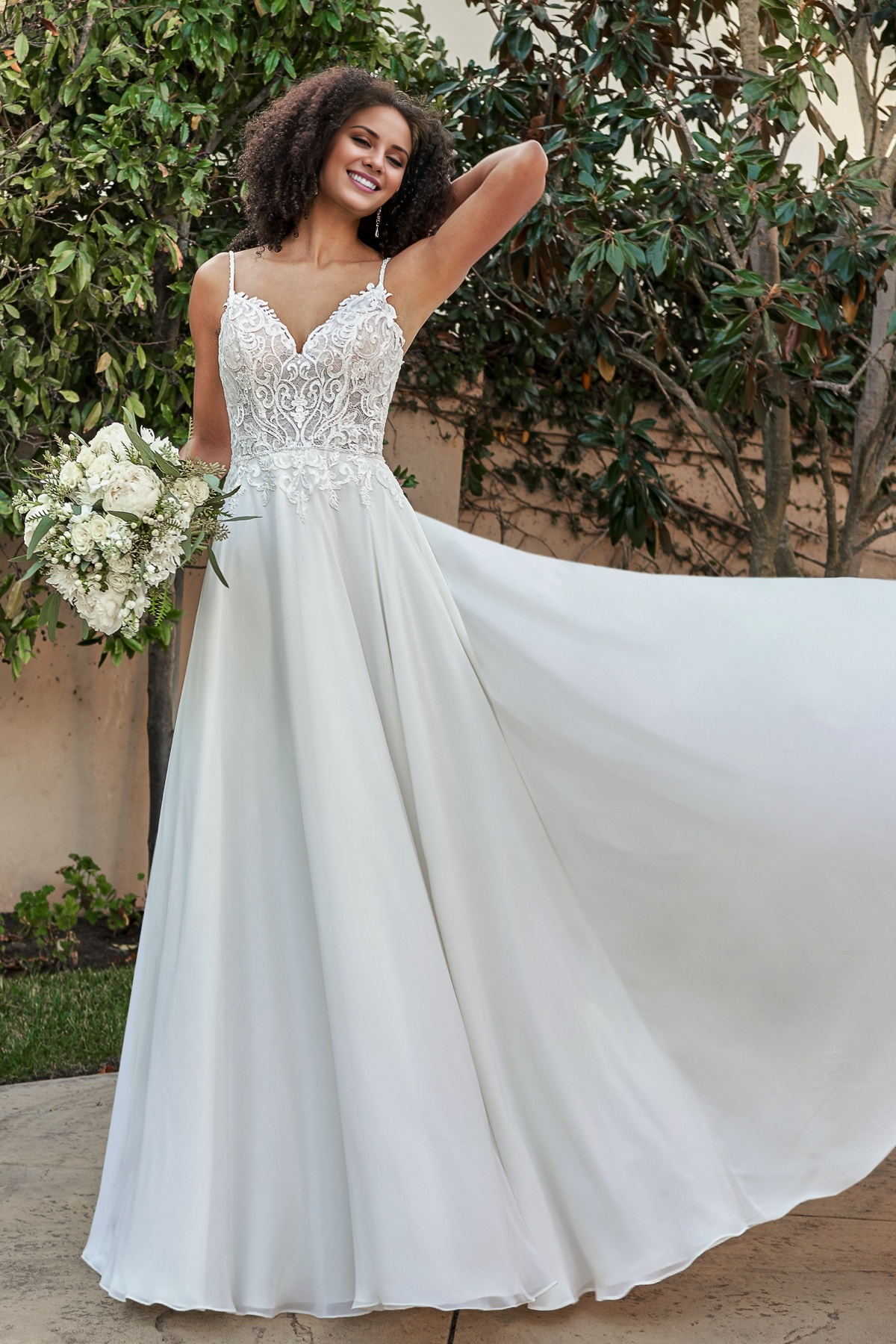 Abito da sposa lungo fino al pavimento, con scollatura a cuore a trapezio, spalline sottili con perline
